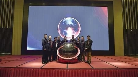 　　土壤，對(duì)人類來說，是不可替代的重要資源，但是在現(xiàn)代生產(chǎn)生活中，往往給土壤帶來污染。1月6日上午9時(shí)，重慶土壤修復(fù)產(chǎn)業(yè)技術(shù)創(chuàng)新戰(zhàn)略聯(lián)盟成立，標(biāo)志著重慶聚集多方力量攻堅(jiān)土壤修復(fù)難題，推動(dòng)土壤修復(fù)產(chǎn)業(yè)健康發(fā)展