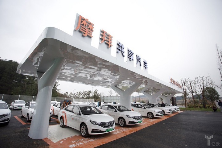 在兩輪的共享單車市場取得領軍者地位后，北京摩拜科技有限公司（以下簡稱“摩拜”）將目光放在了四輪的共享汽車上。

2017年12月29日，摩拜在貴州省聯(lián)合中國一汽、新特新能源等公司舉行上線活動，正式宣布摩拜共享汽車項目啟動