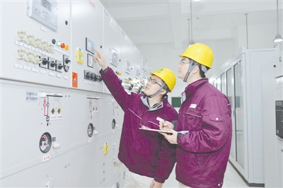 
            	奉賢供電公司員工正在檢查變電站設備，確保冬季電力供應2017年入冬以來，臚上海奉賢供電公司的高峰負荷約為137萬千瓦，已接近2016年冬季最高負荷。隨著后期氣溫的進一步下探，奉賢區(qū)負荷水平仍有穩(wěn)步上升空間