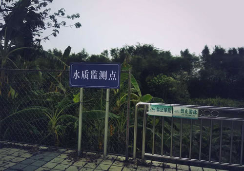 　　流量計(jì)檢測(cè)污水排放量多少，在線檢測(cè)裝置監(jiān)控污水指標(biāo)是否超標(biāo)，在企業(yè)總排放口安裝這兩類儀器設(shè)備，就能輕松監(jiān)控企業(yè)排污超標(biāo)狀況。在浙江慈溪市龍山鎮(zhèn)龍山工業(yè)區(qū)內(nèi)，該鎮(zhèn)對(duì)15家重點(diǎn)排污企業(yè)進(jìn)行的“門戶管理”，已經(jīng)試點(diǎn)運(yùn)行3個(gè)多月，取得了較好的成效