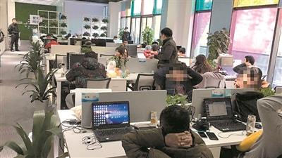 
            	這些新型手機(jī)APP詐騙犯罪團(tuán)伙均為公司化運(yùn)作，公司規(guī)模有的甚至超過(guò)數(shù)百人。8日記者從廣東省公安廳獲悉，近日，在公安部的協(xié)調(diào)指揮下，省公安廳組織珠海、汕頭、東莞等11個(gè)地市公安機(jī)關(guān)在北京、遼寧、陜西、河南、山東、江蘇、浙江、湖南、湖北、江西、福建、廣東、廣西等13個(gè)省區(qū)市同步開(kāi)展“安網(wǎng)20號(hào)”打擊手機(jī)APP新型網(wǎng)絡(luò)詐騙專(zhuān)案收網(wǎng)行動(dòng)，成功打掉涉案公司21家，抓獲犯罪嫌疑人600余人，凍結(jié)涉案金額1億余元，繳獲服務(wù)器400余臺(tái)，扣押電腦、手機(jī)、賬本等涉案物品一批