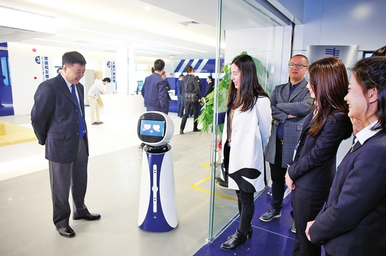 
　　機(jī)器人大堂經(jīng)理“小智”引導(dǎo)客戶辦理業(yè)務(wù)，深受客戶喜愛。楊晶晶 攝

　　近年來，深圳供電局持續(xù)提升客戶服務(wù)水平，大膽創(chuàng)新“互聯(lián)網(wǎng)+服務(wù)”，推進(jìn)智能電網(wǎng)智慧城市建設(shè)，大步邁入智能客服新時(shí)代