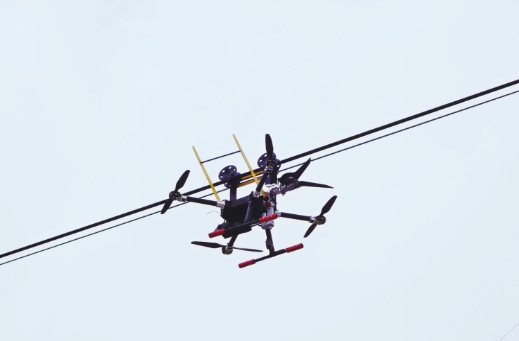 
　　南方電網(wǎng)公司“輸電兩棲帶電作業(yè)機器人”項目獲評2016中央企業(yè)熠星創(chuàng)新創(chuàng)意大賽一等獎。?。ㄔ鴳c華 攝）

　　近日，由國務院國資委聯(lián)合國家發(fā)改委、科技部等6個部門聯(lián)合舉辦，歷時一年多的2016中央企業(yè)熠星創(chuàng)新創(chuàng)意大賽落幕，南方電網(wǎng)公司“輸電兩棲帶電作業(yè)機器人”項目獲評一等獎，公司被評為大賽優(yōu)秀組織單位