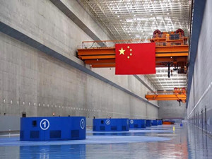 
            	截至2017年12月31日，三峽電站年度發(fā)電976．05億千瓦時，創(chuàng)歷史第三好水平，是2017年全球單座電站發(fā)電量最高的電站。據(jù)悉，2017年，三峽電站實現(xiàn)全電站機組全年“零非停”目標(biāo)，標(biāo)志著三峽電廠優(yōu)化運行管理又取得了新成效，對巨型水輪機組核心管控能力又邁上了新臺階