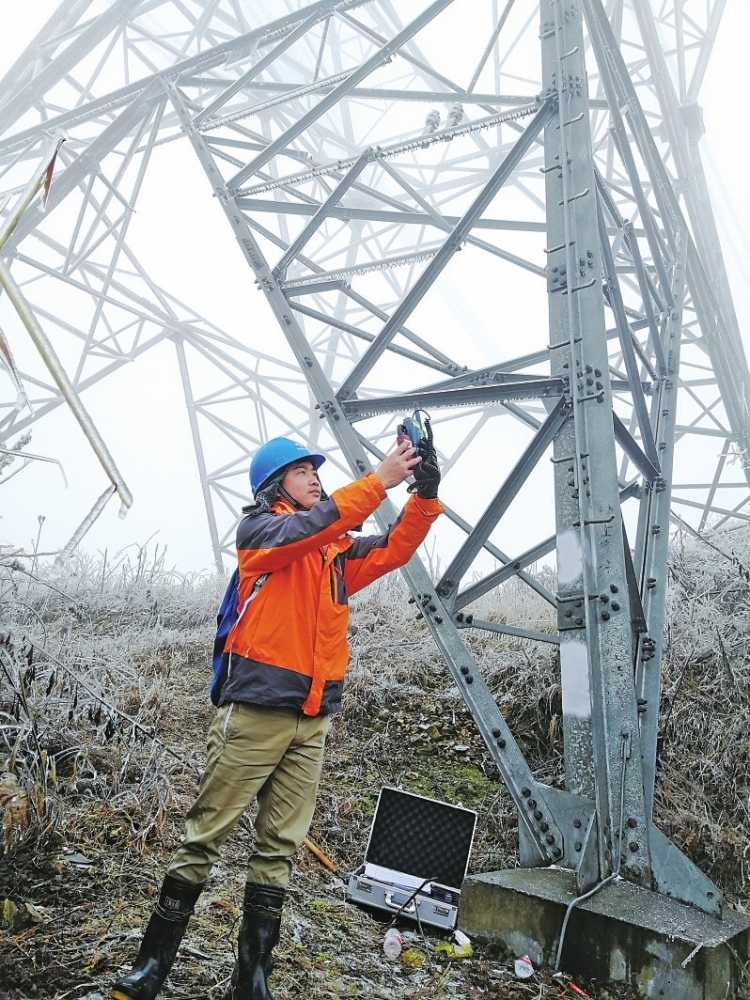 
　　1月6日18時(shí)起，超高壓公司貴陽局連續(xù)奮戰(zhàn)32小時(shí)，對(duì)500千伏施黎乙線開展6次融冰且全部成功。圖為融冰線路工作組開展觀冰工作