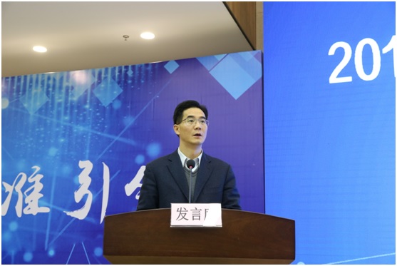 　　1月5日，國(guó)家機(jī)器人標(biāo)準(zhǔn)化總體組2017年年度工作會(huì)議暨機(jī)器人質(zhì)量提升論壇在浙江杭州大江東智慧谷會(huì)議中心召開，會(huì)議由國(guó)家機(jī)器人標(biāo)準(zhǔn)化總體組主辦，杭州大江東產(chǎn)業(yè)聚集區(qū)管理委員會(huì)承辦，杭州新松機(jī)器人自動(dòng)化有限公司協(xié)辦。  　　國(guó)家標(biāo)準(zhǔn)化管理委員會(huì)副主任殷明漢，國(guó)標(biāo)委工業(yè)標(biāo)準(zhǔn)二部副調(diào)研員徐全平，浙江省質(zhì)量技術(shù)監(jiān)督局副巡視員白雪，杭州市質(zhì)量技術(shù)監(jiān)督局局長(zhǎng)樓倻捷，杭州大江東產(chǎn)業(yè)聚集區(qū)管理委員會(huì)副主任許昌，國(guó)家機(jī)器人標(biāo)準(zhǔn)化總體組組長(zhǎng)曲道奎，國(guó)家機(jī)器人標(biāo)準(zhǔn)化總體組各委員單位代表，浙江省企業(yè)及研究