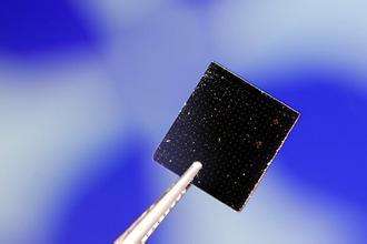 　　韓國科學技術(shù)研究院發(fā)布消息稱，該院聯(lián)合延世大學利用二維二硒化鎢納米單芯片和一維氧化鋅氧化物半導體納米線的混合維空間雙層結(jié)構(gòu)，開發(fā)了可以感知從紫外線到近紅外線光的光電二極管器件。  (圖片來自網(wǎng)絡，侵刪) 　　該研究結(jié)果發(fā)表在國際學術(shù)雜志《先進功能材料》(Advanced Functional Materials)上