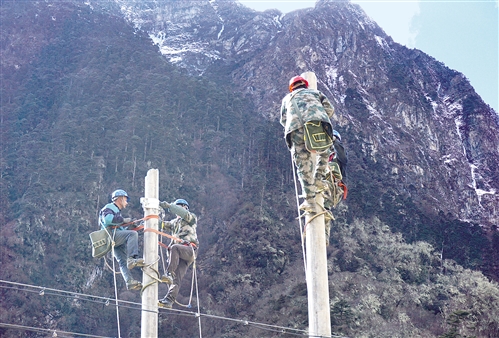 
            	工人在玉麥鄉(xiāng)境內(nèi)施工。西藏自治區(qū)山南隆子縣玉麥鄉(xiāng)電力線路近日全線貫通，9戶32位群眾將用上國家電網(wǎng)源源不斷的電能