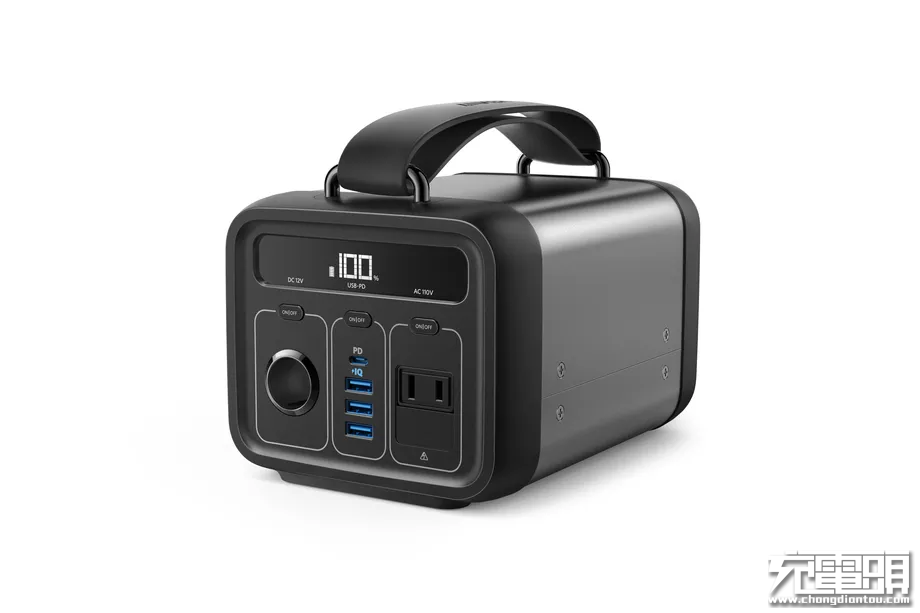 
	中國儲能網(wǎng)訊：Anker 今天宣布第二代他們的儲能電源PowerHouse。其不僅變得更輕，更小，而且價(jià)格也只有不到原來的一半