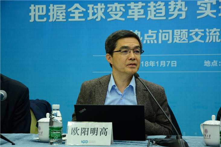 
	中國儲能網(wǎng)訊：“應(yīng)當(dāng)說，固態(tài)電池?zé)o疑是2017年全球電池領(lǐng)域最熱的一個(gè)技術(shù)名詞，所以我以固態(tài)電池為例來介紹全球動力電池技術(shù)熱點(diǎn)?！苯?，在中國電動汽車百人會論壇（2018）即將召開的前夕，中國科學(xué)院院士、清華大學(xué)教授、中國電動汽車百人會執(zhí)行副理事長歐陽明高為部分行業(yè)媒體開設(shè)了一堂關(guān)于固態(tài)電池的課程，而固態(tài)電池由于“年度進(jìn)展最大，技術(shù)進(jìn)展多”，也成為了歐陽明高教授以此為重點(diǎn)介紹對象的原因