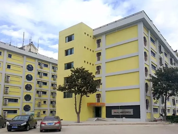 
	中國儲(chǔ)能網(wǎng)訊：日前，南都電源接到國網(wǎng)江蘇省電力公司無錫供電公司下發(fā)的無錫新加坡工業(yè)園智能配網(wǎng)儲(chǔ)能電站《并網(wǎng)驗(yàn)收意見書》，標(biāo)志著該項(xiàng)目得到國家電網(wǎng)正式批準(zhǔn)，即日起全容量并網(wǎng)運(yùn)行。



	該項(xiàng)目安裝了江蘇省第一只儲(chǔ)能用峰谷分時(shí)電價(jià)計(jì)量電表，并成為首個(gè)接入國網(wǎng)江蘇省電力公司客戶側(cè)儲(chǔ)能互動(dòng)調(diào)度平臺(tái)的大規(guī)模儲(chǔ)能電站