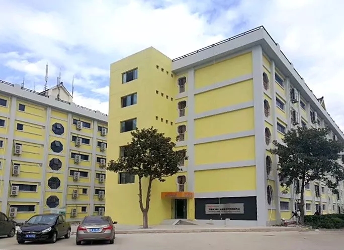 
	中國儲(chǔ)能網(wǎng)訊：日前，南都電源接到國網(wǎng)江蘇省電力公司無錫供電公司下發(fā)的無錫新加坡工業(yè)園智能配網(wǎng)儲(chǔ)能電站《并網(wǎng)驗(yàn)收意見書》，標(biāo)志著該項(xiàng)目得到國家電網(wǎng)正式批準(zhǔn)，即日起全容量并網(wǎng)運(yùn)行。



	該項(xiàng)目安裝了江蘇省第一只儲(chǔ)能用峰谷分時(shí)電價(jià)計(jì)量電表，并成為首個(gè)接入國網(wǎng)江蘇省電力公司客戶側(cè)儲(chǔ)能互動(dòng)調(diào)度平臺(tái)的大規(guī)模儲(chǔ)能電站