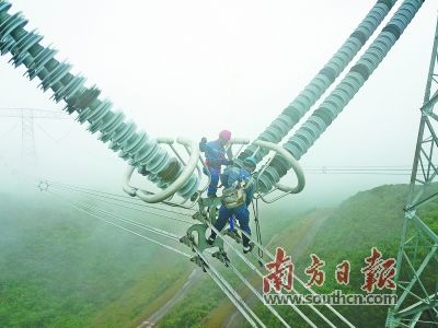 
            	2017年9月6日，南方電網(wǎng)工作人員在進行滇西北至廣東±800千伏特高壓直流輸電工程貴州段驗收工作。 新華社資料圖片在國家科學(xué)技術(shù)獎勵大會上，由李立浦韉嫉摹疤馗哐埂800千伏直流輸電工程”，獲得了2017年國家科技進步獎特等獎，實現(xiàn)了從中國創(chuàng)造到中國引領(lǐng)，為全球能源互聯(lián)提供了中國方案