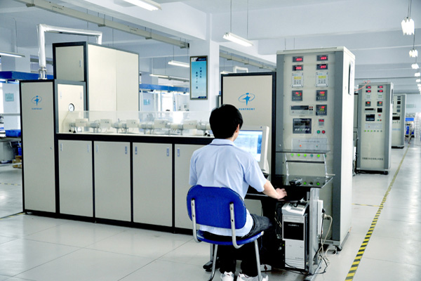 　　2017年，內蒙古計量院對首府地區(qū)送檢的26975臺熱量表進行了檢定，全年檢定合格率為97.0%。  (圖片來自新天科技) 　　水表、電能表、燃氣表、熱量表被稱為“民用四表”，在安裝使用前都要經過首次強制檢定