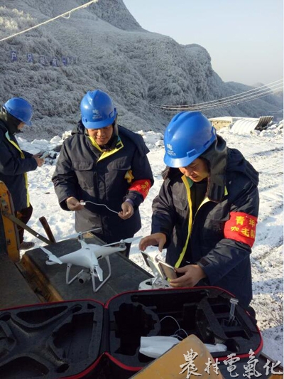 
組裝無人機(jī)調(diào)試

 察看無人機(jī)巡視結(jié)果操作
　　農(nóng)村電氣化網(wǎng)訊：“35千伏楓石線63號(hào)桿導(dǎo)線、瓷瓶均無異常，導(dǎo)線下樹木符合安全距離要求……”1月9日，在白雪皚皚的石朝鄉(xiāng)鋪?zhàn)影几浇纳搅珠g，白色的無人機(jī)大疆精靈4盤旋在輸電線路的上空，這是務(wù)川供電局使用無人機(jī)對(duì)該條線路安全運(yùn)行進(jìn)行360度“體檢”。

　　據(jù)悉，素有“小西藏”之稱的極貧鄉(xiāng)石朝海拔1140米，全年平均氣溫13度，山嶺連綿，地勢(shì)險(xiǎn)峻，大