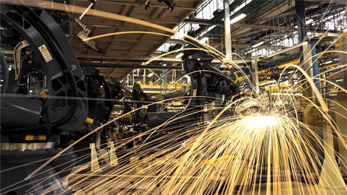 
            	據(jù)外媒報(bào)道，作為世界最大的鋼鐵生產(chǎn)國(guó)，中國(guó)今年的鋼鐵產(chǎn)量將僅小幅上升0．6％。因政府強(qiáng)制關(guān)閉工廠和環(huán)保政策，預(yù)計(jì)2018年中國(guó)鋼鐵產(chǎn)量增速將會(huì)大幅放緩