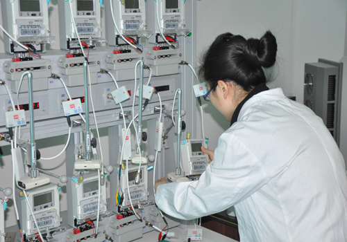 　　為進(jìn)一步加強(qiáng)對(duì)水表、電能表、燃?xì)獗砗蜔崮鼙淼谋O(jiān)督管理，切實(shí)維護(hù)廣大人民群眾的合法權(quán)益，寧夏銀川市市場(chǎng)監(jiān)督管理局在全市開展了民用“四表”計(jì)量專項(xiàng)監(jiān)督檢查。  (圖片來自網(wǎng)絡(luò)，侵刪) 　　寧夏銀川市市場(chǎng)監(jiān)督管理局主要檢查在用民用“四表”是否存在未經(jīng)首次檢定或者首次檢定不合格就安裝使用的違法行為、是否存在利用民用“四表”進(jìn)行計(jì)量作弊等違法行為；計(jì)量檢定機(jī)構(gòu)開展民用“四表”的強(qiáng)制檢定工