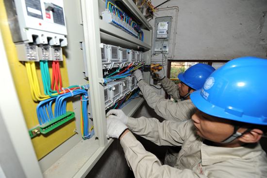 　　日前，在廣西田東縣林逢鎮(zhèn)橋禮村那沙屯、合同村蘇屯，電力工人正忙著進(jìn)行低壓電能表改造施工，這是田東供電有限公司正在實(shí)施的低壓電能表改造項(xiàng)目。  (圖片來自網(wǎng)絡(luò)，侵刪) 　　據(jù)悉，田東公司2016年共完成30159戶低壓戶表改造，集抄17000戶，按每位抄表員一個(gè)抄表周期平均負(fù)責(zé)2000戶的抄表任務(wù)來計(jì)算，相當(dāng)于減少了8位抄表員的工作量