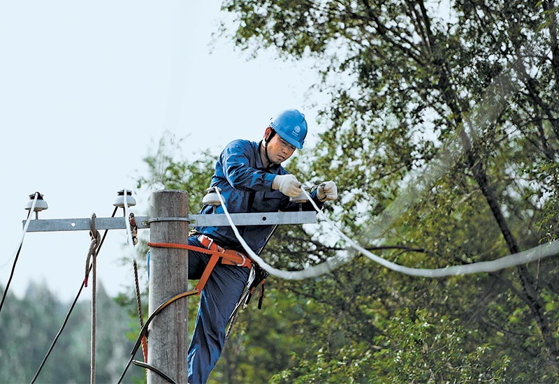 　　1月4日，從青海西寧供電公司獲悉，2017年，該公司完成供區(qū)內(nèi)817個(gè)行政村農(nóng)網(wǎng)整村整線整臺(tái)區(qū)改造升級(jí)任務(wù)，包括全部232個(gè)小城鎮(zhèn)(中心村)41個(gè)未通動(dòng)力電村改造。  (圖片來自英大網(wǎng)) 　　2017年，西寧供電公司堅(jiān)持“鄉(xiāng)村振興，電力先行”，結(jié)合高原特殊地域環(huán)境，全面深入農(nóng)村，逐條線路、逐個(gè)臺(tái)區(qū)對(duì)農(nóng)網(wǎng)現(xiàn)狀開展摸排工作，完成大通、湟中、湟源三縣330個(gè)建檔立卡貧困村7.6萬(wàn)貧困人口的用電現(xiàn)狀核查