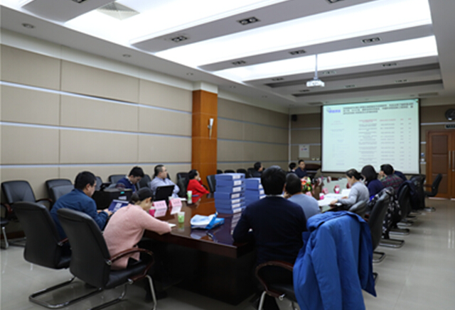 　　2017年12月7日，由中國(guó)科學(xué)院遙感與數(shù)字地球研究所承擔(dān)的中央級(jí)科研事業(yè)單位修繕購(gòu)置專項(xiàng)“陸地目標(biāo)微波特性測(cè)量科學(xué)實(shí)驗(yàn)平臺(tái)項(xiàng)目(第二期)”、“多波段全極化目標(biāo)微波特性仿真成像科學(xué)實(shí)驗(yàn)平臺(tái)項(xiàng)目(第一期)”、“多波段全極化地基SAR仿真成像科學(xué)實(shí)驗(yàn)平臺(tái)項(xiàng)目(第二期)”順利通過由中國(guó)科學(xué)院條件保障與財(cái)務(wù)局組織的驗(yàn)收。  (圖片為驗(yàn)收會(huì)現(xiàn)場(chǎng)) 　　驗(yàn)收專家組聽取了修購(gòu)專項(xiàng)管理工作報(bào)告和項(xiàng)目負(fù)責(zé)人所作的項(xiàng)目驗(yàn)