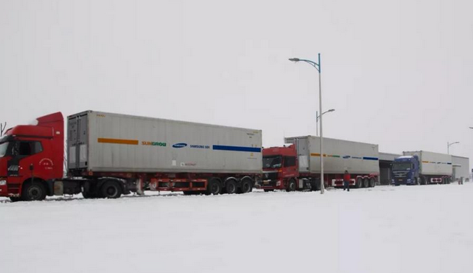 
	中國儲能網(wǎng)訊：元旦后的合肥迎來了今冬第一場大雪，正所謂瑞雪兆豐年，陽光電源進(jìn)入出貨爆發(fā)期，捷報(bào)頻頻。繼北美數(shù)十兆瓦時(shí)調(diào)頻調(diào)峰項(xiàng)目投運(yùn)后，陽光電源儲能業(yè)務(wù)成功突破加拿大市場，多批兆瓦級儲能系統(tǒng)順利發(fā)貨，再次彰顯了陽光儲能系統(tǒng)在國際高端市場的認(rèn)可度