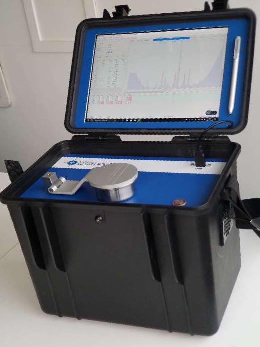 　　近十年，我國重金屬污染事件呈高發(fā)態(tài)勢，因土壤重金屬污染進而帶入植物體或浸入地下水體被人們食用后，會對身體健康帶來不利影響。  　　土壤污染防治需檢測先行，然而，對土壤二十多項污染物的分析檢測工作龐大且繁瑣