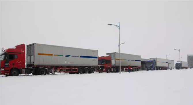 
	中國儲能網(wǎng)訊：元旦后的合肥迎來了今冬第一場大雪，正所謂瑞雪兆豐年，陽光電源進(jìn)入出貨爆發(fā)期，捷報(bào)頻頻。繼北美數(shù)十兆瓦時(shí)調(diào)頻調(diào)峰項(xiàng)目投運(yùn)后，陽光電源儲能業(yè)務(wù)成功突破加拿大市場，多批兆瓦級儲能系統(tǒng)順利發(fā)貨，再次彰顯了陽光儲能系統(tǒng)在國際高端市場的認(rèn)可度