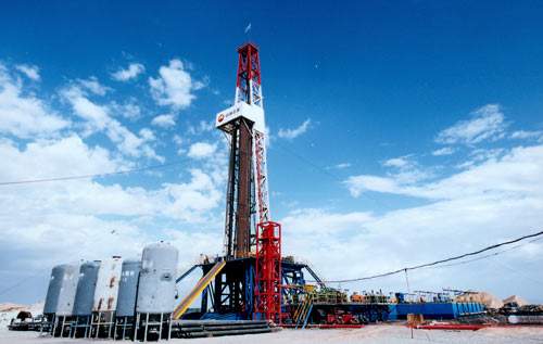 　　1月2日，由渤海鉆探錄井二公司自主研發(fā)的LJ-MPS-Ⅰ型鉆井液多參數集成化傳感器獲國家實用新型專利，具有完全自主知識產權。  (圖片來自網絡，侵刪) 　　當前，國內使用的綜合錄井儀均為在入口和出口處安裝密度、電導率、溫度三個傳感器，傳感器總重量為55公斤，同時要避開泥漿罐里的攪拌器等設備，安裝費時費力極為不便