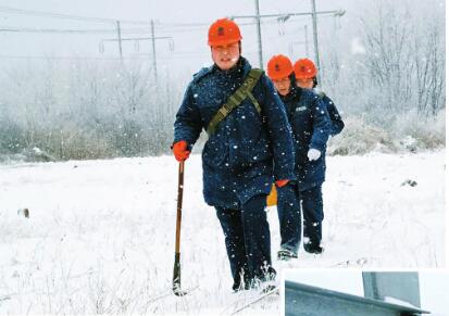 　　連日來，我國陜西中南部、河南大部、安徽中北部、江蘇中北部等地的暴雪引發(fā)關(guān)注，也牽動著電力人的心，低溫和強降雪天氣給電網(wǎng)運行帶來嚴峻考驗。電力人不畏疾風(fēng)驟雪，上演“最美逆行”，以最快的速度恢復(fù)供電，全力確保電網(wǎng)運行平穩(wěn)，保證居民正常生產(chǎn)生活用電