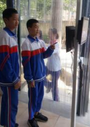 
            	中國傳媒大學(xué)老師在課堂上用iPad刷臉簽到的新聞火爆朋友圈后，“刷臉”就成為了校園中的新風(fēng)向。近日，廈門市湖里中學(xué)也在廈門宇客云網(wǎng)絡(luò)科技有限公司（以下簡稱宇客云）的幫助下，將百度的人臉識(shí)別技術(shù)引進(jìn)了校園