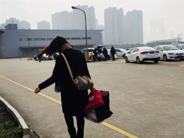 
                      2018年1月7日，蘇州，天陰沉沉的，寒風(fēng)吹到臉上像刀割一樣。

  年關(guān)將至