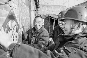 
　　藁城區(qū)供電公司臺區(qū)經理上門服務返鄉(xiāng)客戶。 吳煒 攝

　　2017年，河北石家莊供電公司在試點先行的基礎上，本著挖內涵、抓根本、求實效、見效益、創(chuàng)模式的原則，以優(yōu)化管理為根本，以信息化為支撐，以提升服務為目標，走出了一條管理快捷高效、員工一專多能、服務全面提升的“全能型”鄉(xiāng)鎮(zhèn)供電所創(chuàng)建之路