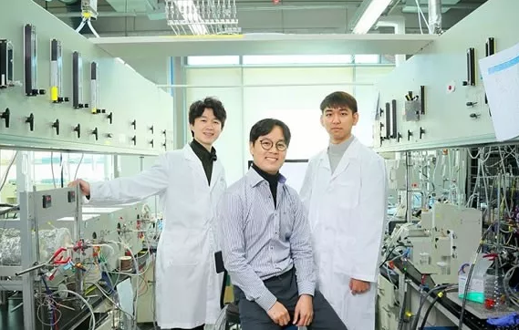 氫氣是一種清潔、且儲量豐富的燃料來源，但在成為主流的道路上，它仍面臨著與制備效率等有關(guān)的問題。好消息是，韓國蔚山科學(xué)技術(shù)大學(xué)(UNIST)、韓國能源研究所(KIER)、淑明女子大學(xué)的研究人員們，已經(jīng)開發(fā)出了一套效率更高的水電解系統(tǒng)