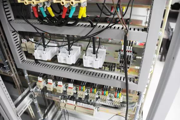 
            	隨著布線水平的提高，布線系統(tǒng)的工程商已經(jīng)通過施工工藝及層層把關，有把握達到每根線都能夠通過國家標準所要求的99%的性能測試合格率。這時，人們的注意力就轉向了美觀