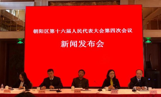 　　1月11日，記者從北京朝陽區(qū)“兩會”了解到，2018年，朝陽區(qū)將新增500個PM2.5監(jiān)測子站，覆蓋43個街鄉(xiāng)，把大氣污染監(jiān)控精細到“最后一公里”。此外，還將進一步加大對機動車排放的管理工作，在轄區(qū)內京承、京哈、京滬高速道路收費站進京方向設立柴油貨車專用檢查通道，新增2臺移動式遙感檢測車，并在廣渠路、東壩南二街等新增4處固定式遙感檢測設備