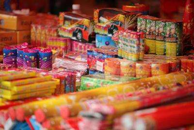 　　1月10日，青海西寧城中區(qū)安監(jiān)局執(zhí)法人員首次使用全新中遠距離危險化學品探測儀排查轄區(qū)煙花爆竹非法儲存點和經(jīng)營點。  (圖片來自網(wǎng)絡，侵刪) 　　據(jù)了解，青海西寧城中區(qū)安監(jiān)局依照上級要求，嚴守崗位職責，積極創(chuàng)新行政執(zhí)法工作，以扎實的作風、嚴格的執(zhí)法、零容忍的態(tài)度強化安全生產(chǎn)監(jiān)管工作，促進安全生產(chǎn)各項工作落地見效，確保安全監(jiān)管無死角，全力保障公共財產(chǎn)和群眾人身財產(chǎn)安全