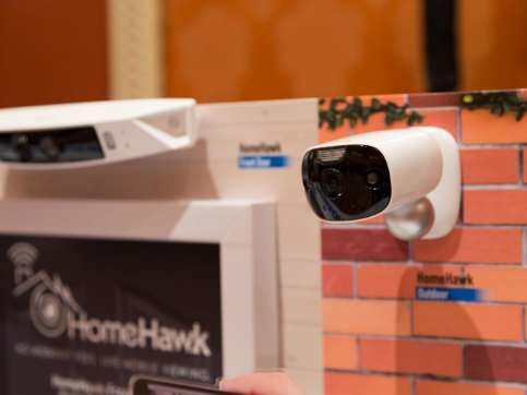 
            	CES 2018上眾多的“黑科技”可謂賺足了無數(shù)人的眼球，作為消費類電子廠商的巨頭，松下也帶來了最新研發(fā)的HomeHawk無線智能安防系統(tǒng)，全套系統(tǒng)包括可安裝在室外的傳統(tǒng)安防HD攝像頭以及門框上方172°鳥瞰HD攝像頭。資料圖其中，鳥瞰HD攝像頭是全套系統(tǒng)亮點所在，與一般的門鈴式攝像機不同，它采用橫式條狀設(shè)計，超級廣闊的鏡頭視角讓門前的區(qū)域一覽無遺