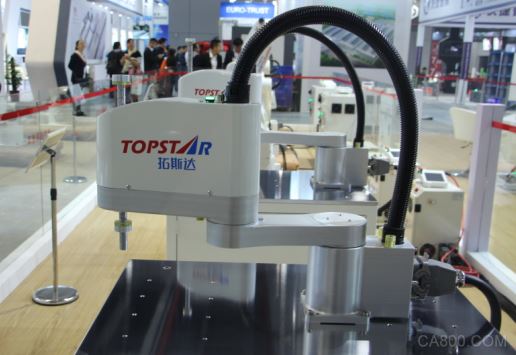 
                      智能制造已經(jīng)成為全球制造業(yè)新趨勢(shì)，而機(jī)器人作為實(shí)現(xiàn)智能制造的關(guān)鍵技術(shù)，擁有廣闊的市場(chǎng)前景，深受資本市場(chǎng)的青睞。如今，機(jī)器人被廣泛應(yīng)用于汽車工業(yè)、電子制造、金屬加工、化學(xué)和塑料以及食品加工等行業(yè)，并不斷的向其它領(lǐng)域快速擴(kuò)展