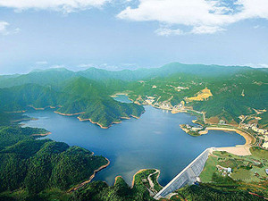 
            	近日，由中鐵十四局承建的首座特大型績溪抽水蓄能電站地下廠房洞室群開挖工程全部結(jié)束，標(biāo)志著該工程實現(xiàn)重大節(jié)點突破。該工程位于安徽省績溪縣伏嶺鎮(zhèn)境內(nèi)，總裝機容量為180萬千瓦，位居國內(nèi)在建抽水蓄能電站裝機容量前三名