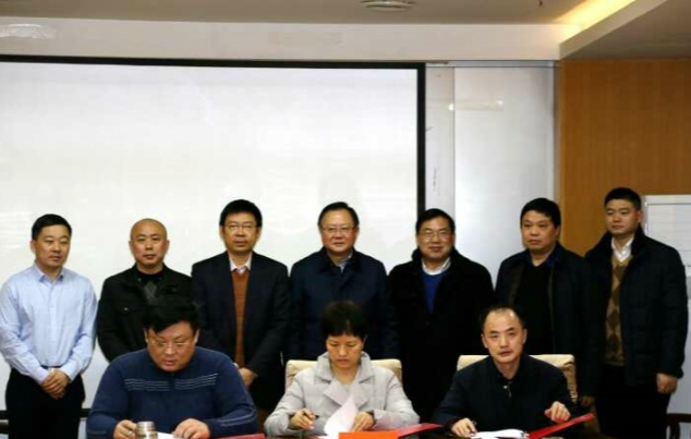 　　1月9日下午，湖南邵陽經(jīng)濟開發(fā)區(qū)管理委員會與西安斯維特測量設備股份有限公司、咸陽中電彩虹集團控股有限公司三方，就視覺測量機器人研究院項目舉行簽約儀式。市委書記、市人大常委會主任龔文密，中國電子信息產(chǎn)業(yè)集團有限公司(CEC)總經(jīng)理助理，彩虹集團董事長、黨委書記朱立鋒見證簽約