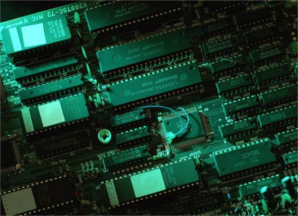 　　集成電路是當今信息技術產(chǎn)業(yè)高速發(fā)展的源動力，已廣泛滲透與融合到國民經(jīng)濟和社會發(fā)展的每個角落。1月5日，在北京市經(jīng)信委組織的系列高精尖產(chǎn)業(yè)集體采訪首場活動中，中芯國際、北方華創(chuàng)、集創(chuàng)北方的代表們展示了受惠于高精尖產(chǎn)業(yè)系列政策的產(chǎn)業(yè)創(chuàng)新成果，并表示要仔細研究《北京市加快科技創(chuàng)新發(fā)展集成電路產(chǎn)業(yè)的指導意見》，按照文件精神謀劃布局企業(yè)在北京的發(fā)展