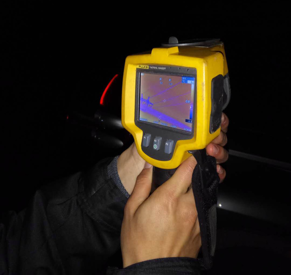 　　新一輪寒潮的來(lái)臨讓溫度急劇下降，廣州、貴州等多地電網(wǎng)的線路上都結(jié)上了厚厚一層冰，對(duì)于電力運(yùn)行十分不利，很容易會(huì)引起斷線和倒塔等事故，多地都啟用了覆冰在線監(jiān)測(cè)系統(tǒng)和直流融冰兩件利器。  (圖片來(lái)自南方電網(wǎng) 供電員工通過(guò)測(cè)溫設(shè)備監(jiān)測(cè)融冰情況) 　　覆冰在線監(jiān)測(cè) “千里眼”掌控全局 　　防冰須先了解冰情，覆冰在線監(jiān)測(cè)裝置就相當(dāng)于“千里眼”