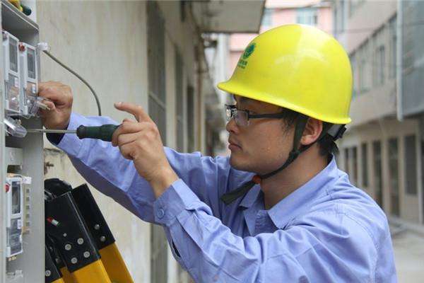 　　去年11月初，在云南姚安縣彌興鎮(zhèn)小苴村委會(huì)董家沖村民小組，隨著最后一批智能電表安裝完畢，約66332只智能電表成功“落戶”姚安百姓家中，意味著姚安電網(wǎng)在網(wǎng)內(nèi)實(shí)現(xiàn)全縣居民用戶100%低壓集抄全覆蓋，為提高供電服務(wù)水平和“智能化”電網(wǎng)建設(shè)奠定堅(jiān)實(shí)基礎(chǔ)。  (圖片來(lái)自網(wǎng)絡(luò)，侵刪) 　　云南姚安供電公司肩負(fù)著棟川、光祿、太平、前場(chǎng)、彌興5個(gè)鎮(zhèn)及官屯、左門、適中、大河口4個(gè)鄉(xiāng)共77個(gè)村委會(huì)802個(gè)自然村的供電服務(wù)，供電面積1803平方