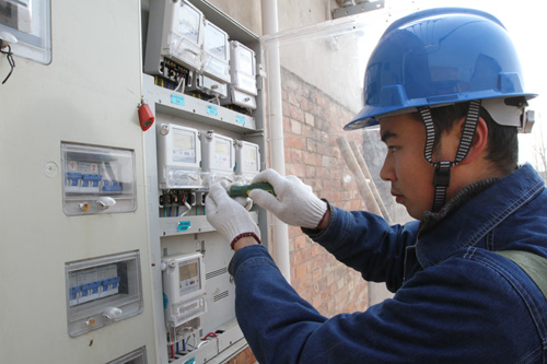 　　“以前到門洞臺區(qū)抄表，需要先騎摩托車到八角廟，由于不通路，然后還要再步行進去，抄完幾十戶表下來，來回要花上4個小時”，這是廣西河池金城江供電局抄表員覃國勝以前每月抄表工作的真實寫照。  (圖片來自網(wǎng)絡，侵刪) 　　隨著電表技術的發(fā)展，河池金城江供電局也逐步向智能電表時代邁進，為了加快遠程抄表的建設，減輕抄表員的工作壓力、提升供電服務水平，該局2017年來全面推進轄區(qū)戶表集抄改造建設工作，嚴格把控施工質量、安全，保證了改造的推進速度與成效