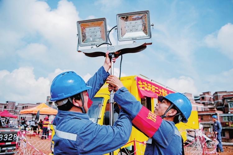 
　　廣西電網(wǎng)公司梧州供電局工作人員進行應(yīng)急演練。何文華 攝

　　廣西電網(wǎng)公司貴港供電局工作人員對一電纜溝進行安全檢查