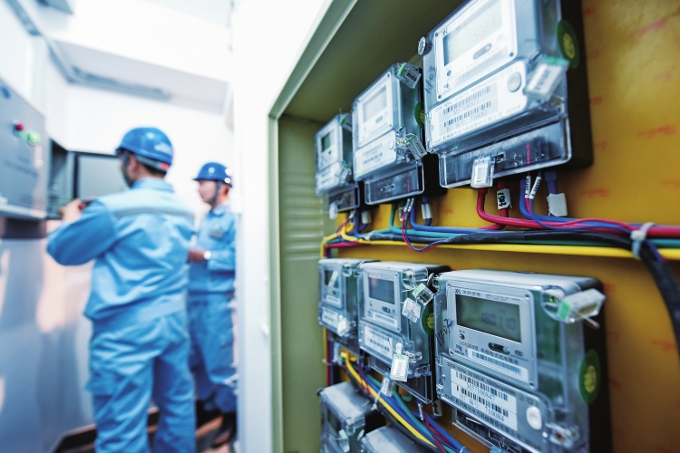 　　2015年底，廣東深圳供電局的智能電表覆蓋率是54%，低壓集抄覆蓋率僅為14%，在南網(wǎng)排名靠后。而在2017年12月底，深圳已在全網(wǎng)率先實現(xiàn)智能電表與低壓集抄兩個100%全覆蓋和無人工現(xiàn)場抄表，遠程抄表電子化結算率達99.96%