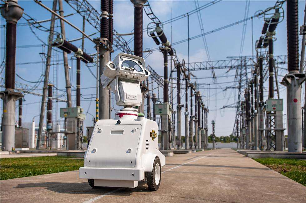 　　近日，南方電網(wǎng)超高壓天生橋局魯西換流站順利完成云南側閥廳機器人光纖敷設工作，機器人閥廳智能巡檢模式已指日可待。  　　據(jù)悉，近年來，隨著電網(wǎng)的飛速發(fā)展，生產(chǎn)人員不足和巡檢工作量增加之間的矛盾日益突出，在這樣的形勢下，傳統(tǒng)的“人工巡檢、手動記錄”的巡視作業(yè)方式難以適應電力系統(tǒng)精益化、集約化的發(fā)展要求