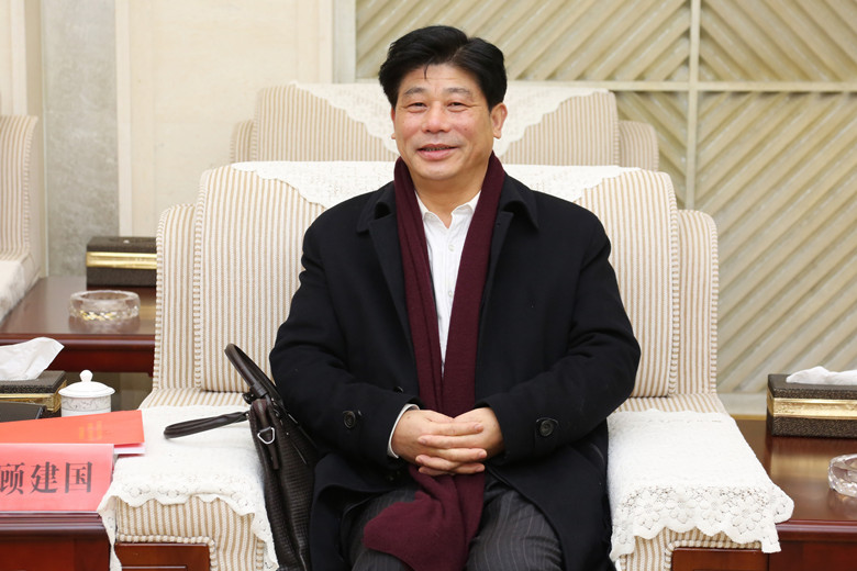 1月10日上午，超威集團(tuán)“全國文明單位”舉行授牌儀式在超威集團(tuán)隆重舉行。湖州市創(chuàng)建辦副主任、市委宣傳部副調(diào)研員顧建國，長興縣委常委、宣傳部長沈洪峰，縣文明辦主任杭巧勤，超威集團(tuán)總裁助理沈文祥參加儀式