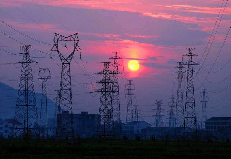 　　國網(wǎng)遼寧省電力有限公司與阜新市政府于1月9日簽署《國網(wǎng)遼寧省電力有限公司 阜新市人民政府發(fā)展合作框架協(xié)議》，合力加快地方電網(wǎng)建設工作，促進阜新經(jīng)濟與社會發(fā)展。  (圖片來自網(wǎng)絡，侵刪) 　　據(jù)了解，“十二五”期間，國網(wǎng)遼寧省電力有限公司在阜新累計投資20.43億元，新增、擴建66千伏及以上變電站30座，電網(wǎng)可靠供電能力和智能化水平顯著提升，為阜新經(jīng)濟社會發(fā)展提供了強有力的電力保障