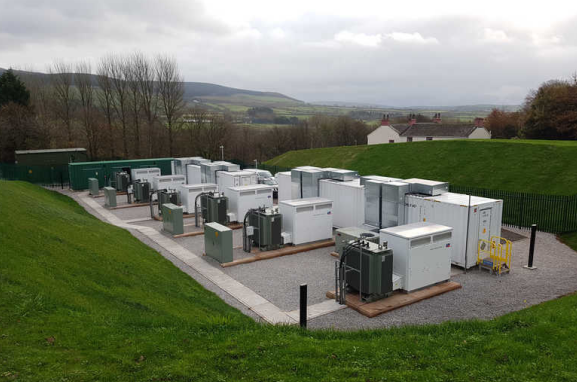 
	據(jù)中國儲(chǔ)能網(wǎng)了解，NEC能源解決方案公司已經(jīng)為VPI Immingham公司的合資企業(yè)VLC能源公司安裝部署了兩座總?cè)萘繛?0兆瓦的儲(chǔ)能設(shè)施。



	這兩個(gè)儲(chǔ)能設(shè)施于2016年8月與英國國家電網(wǎng)簽訂合約，通過電池儲(chǔ)能為英國系統(tǒng)營運(yùn)商提供增強(qiáng)頻率響應(yīng)（EFR）